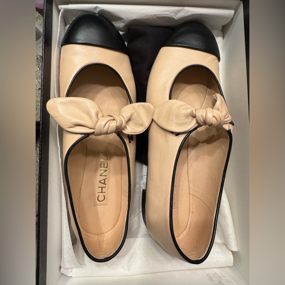 CHANEL Beige and Black Bow Flats